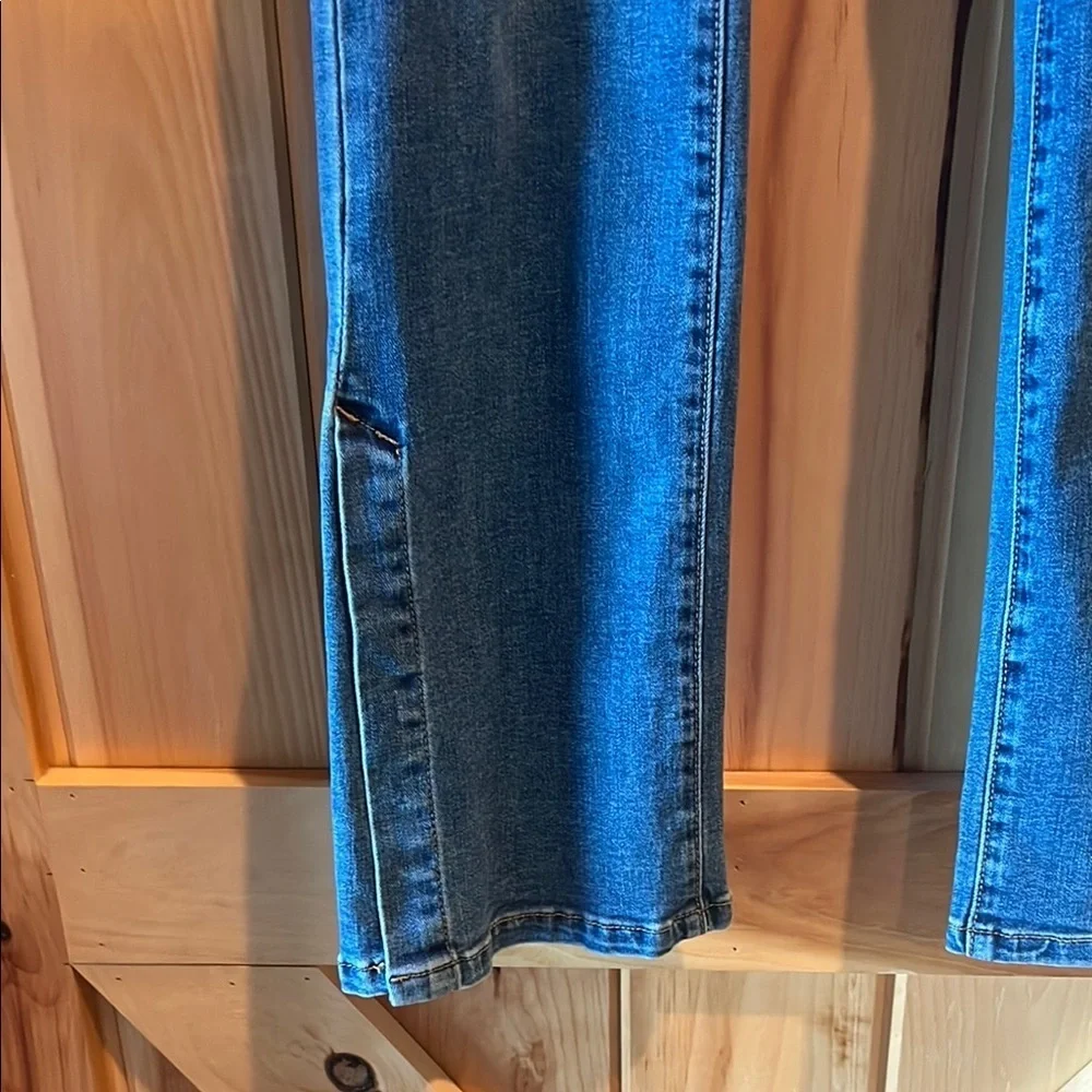 Stylish Indigo Women's Straight Leg Jeans